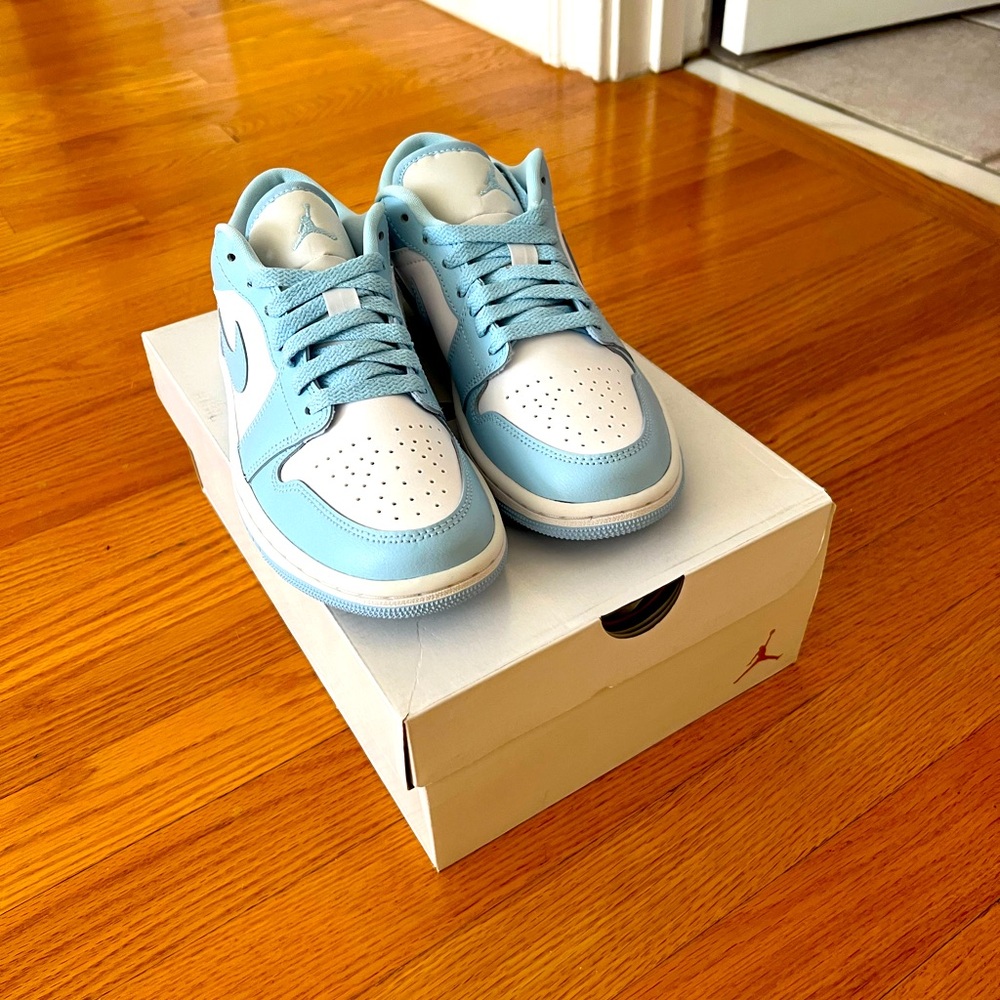 women’s air jordan 1 low size 6.5 white/ ice blue